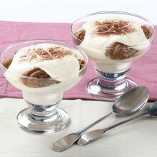 Tiramisu em taças com colheres, pronto para servir