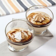 Mousse de caramelo com natas numa taça