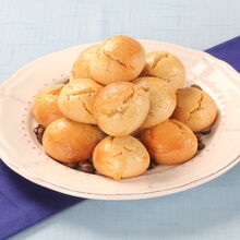 Bolinhos de café apetitosos numa travessa, prontos para saborear