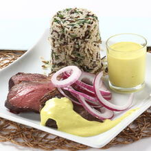 Picanha grelhada com mostarda, arroz selvagem e rodelas de cebola roxa