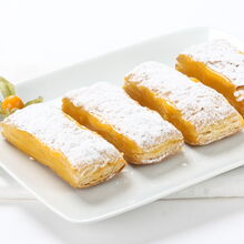 Delícias folhadas com creme e açúcar em pó