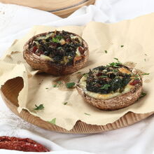 Cogumelos recheados com tomates secos e ervas, prontos para degustar