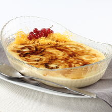 Taça de leite-creme queimado com fios de ovos e groselhas