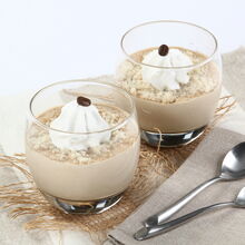 Sobremesa de creme de café com chantilly e grão de café