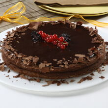 Bolo de chocolate com frutos vermelhos e raspas de chocolate
