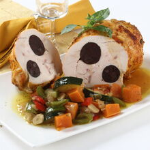 Lombo de peru recheado com morcela e acompanhado de legumes salteados