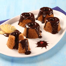 Pudinzinhos de chocolate com gengibre em travessa branca