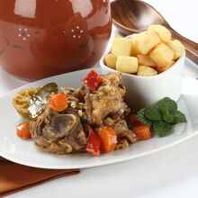Borrego na Púcara, prato regional português com carne, batata e legumes