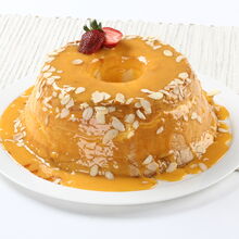 Bolo Molotof com amêndoa e cobertura de ovos-moles, decorado com morango