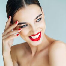 Pele radiante: rosto de mulher, cuidados de beleza