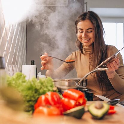 Mulher cozinha prepara refeição saudável