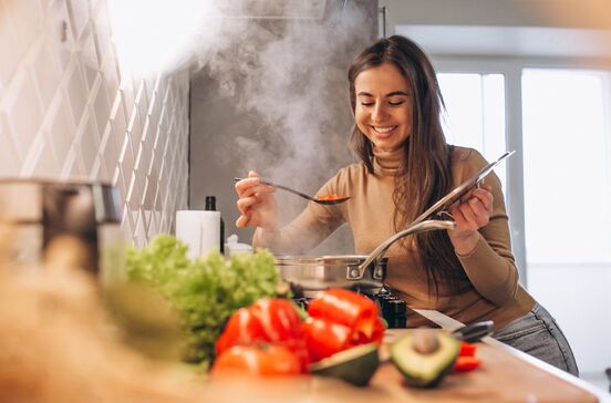 Mulher cozinha prepara refeição saudável