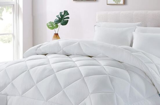 Edredão 'nuvem' da Amazon com desconto imperdível garante conforto