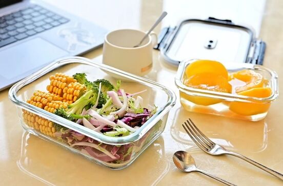 Caixas de vidro herméticas ajudam a manter refeições saudáveis e a dieta no verão