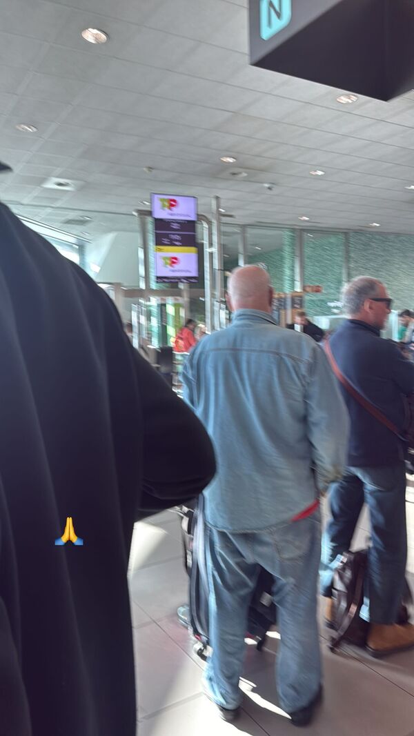 João Monteiro na fila do aeroporto