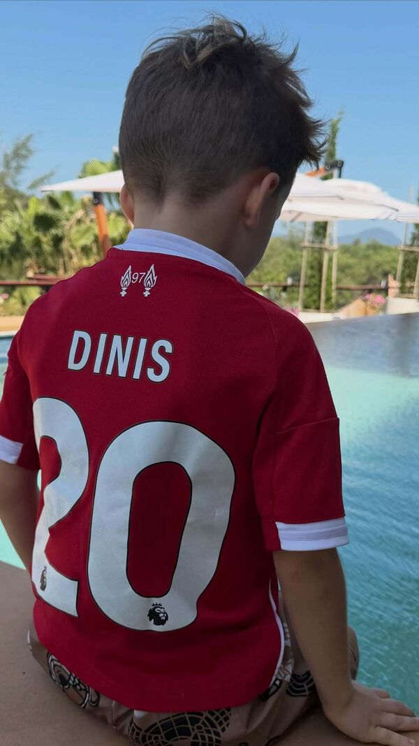 Dinis, filho de Diogo Jota e Rute Cardoso, com o número do ex-craque do Liverpool