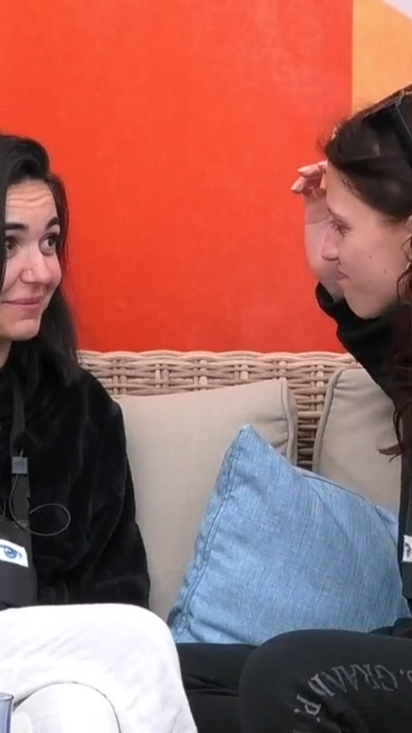 Sara confidencia troca de beijos com Hugo a Catarina