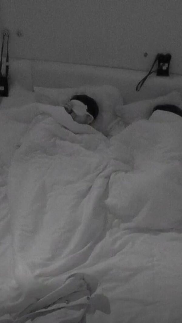 Hugo e Sara dormem juntos na Casa dos Segredos