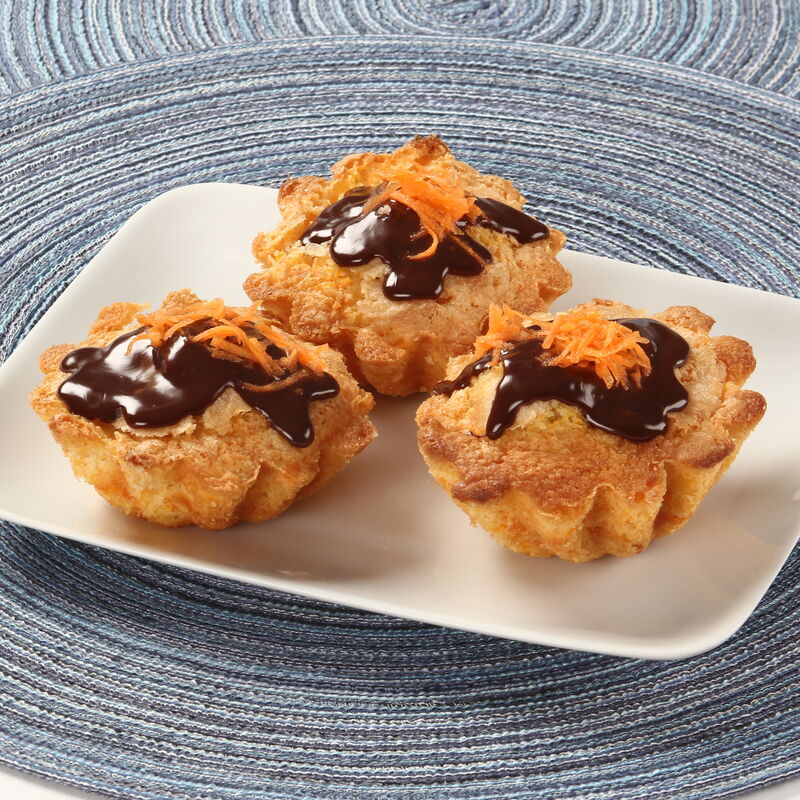 Queques de cenoura com cobertura de chocolate e fios de cenoura