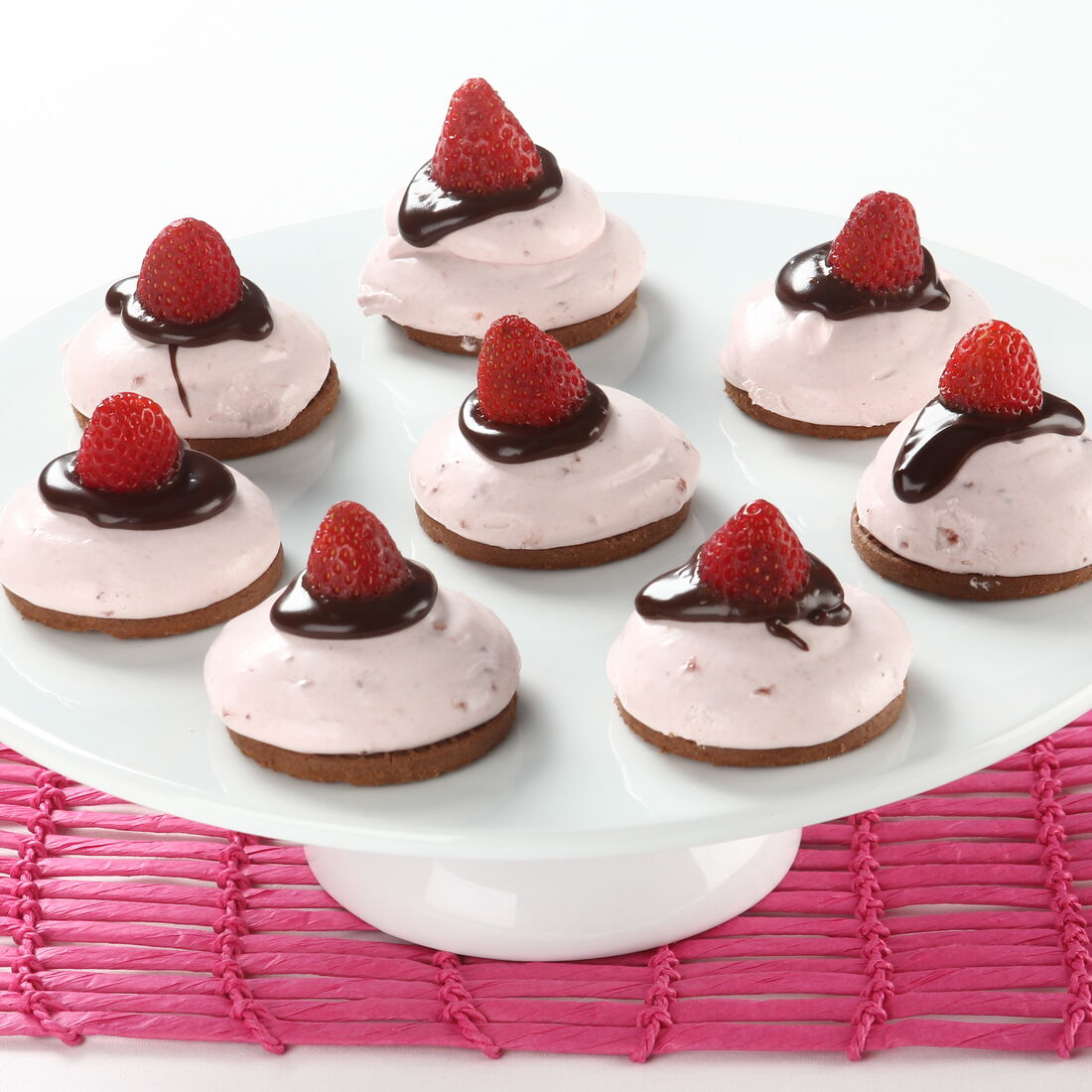 Bombocas com musse de morango e cobertura de chocolate