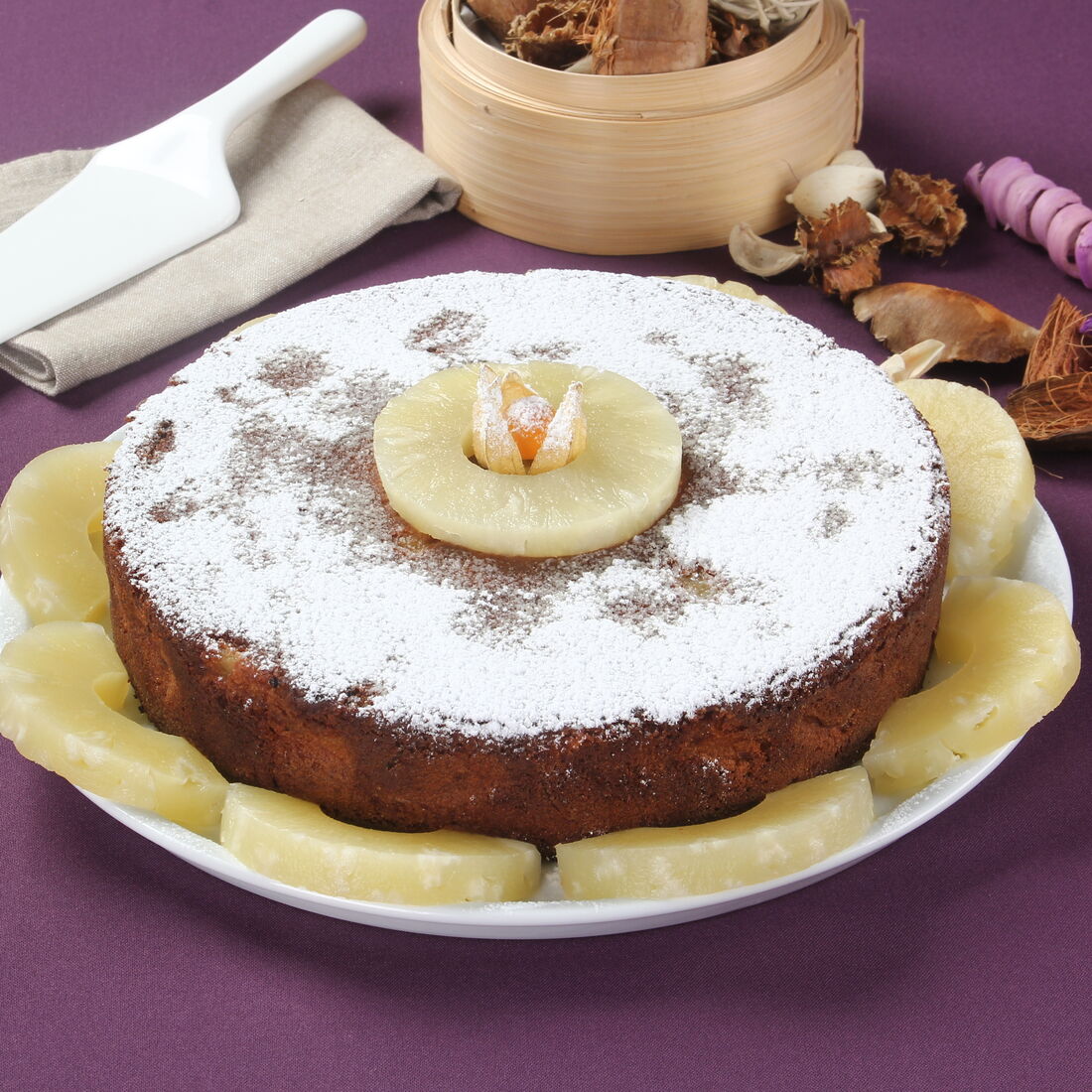 Bolo de chocolate polvilhado com açúcar e decorado com ananás