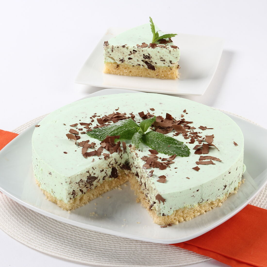 Semifrio de menta com raspas de chocolate e decoração com folhas de hortelã