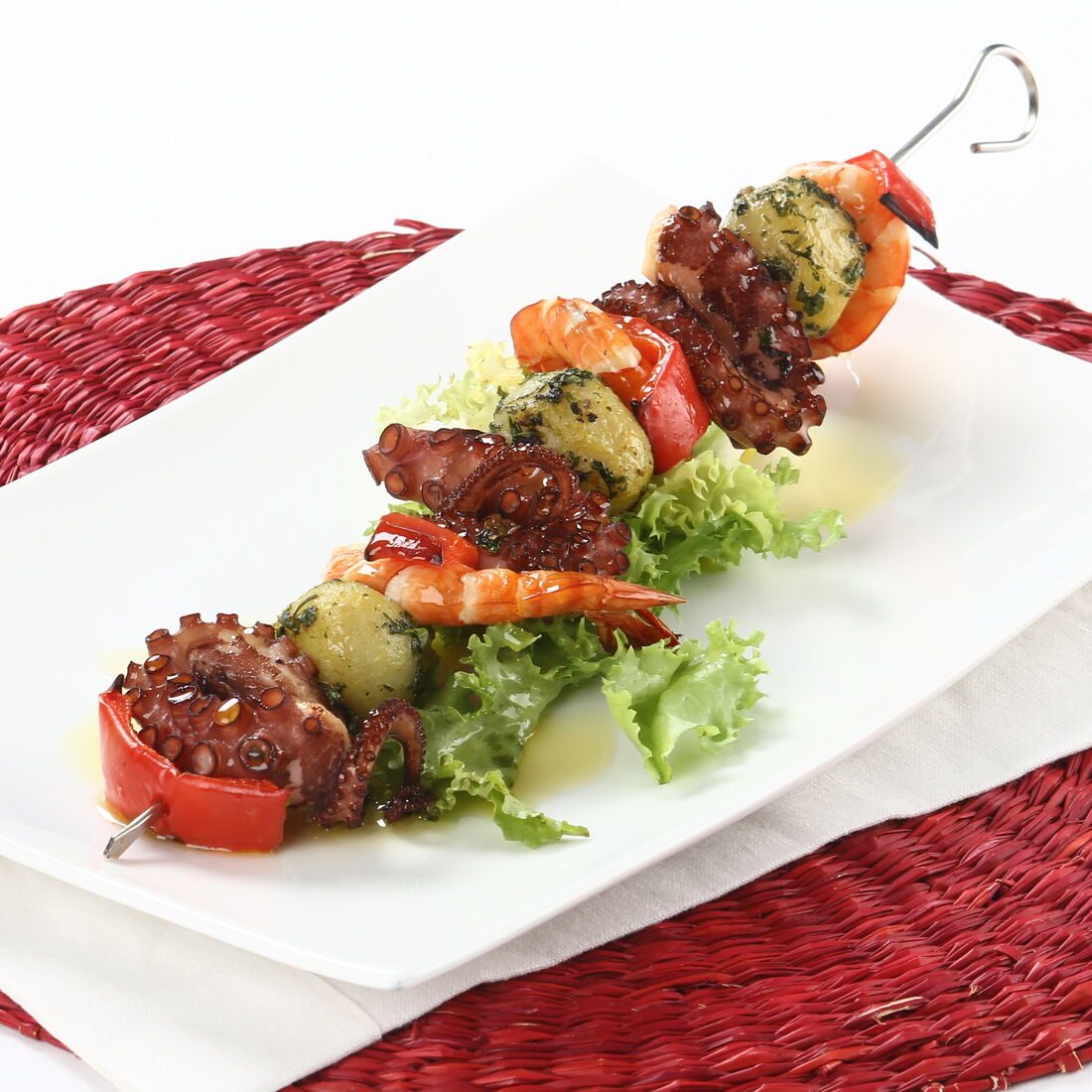 Espetada de polvo com camarão e legumes, uma opção saborosa e leve
