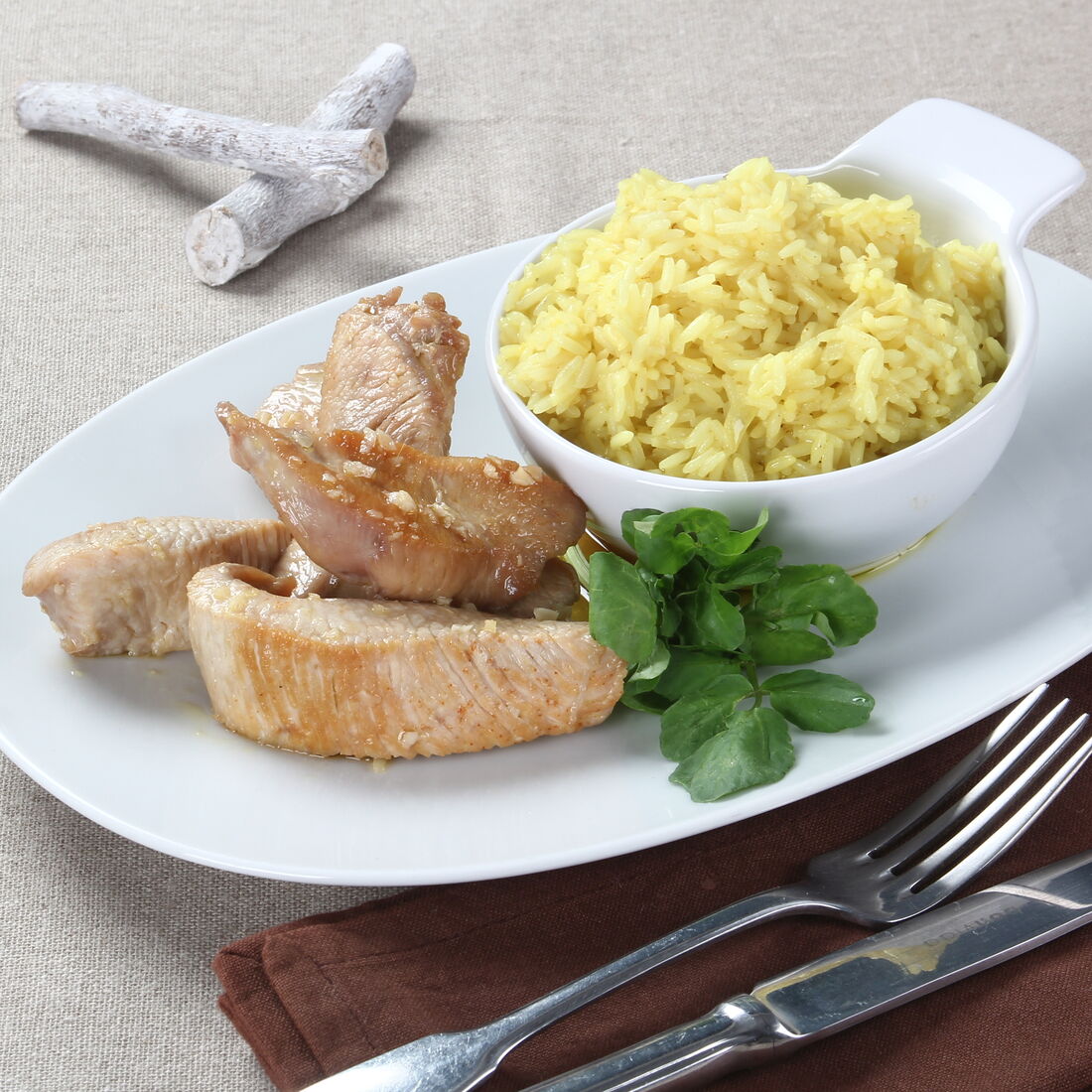 Refeição com peru, arroz de açafrão e ervas aromáticas num prato