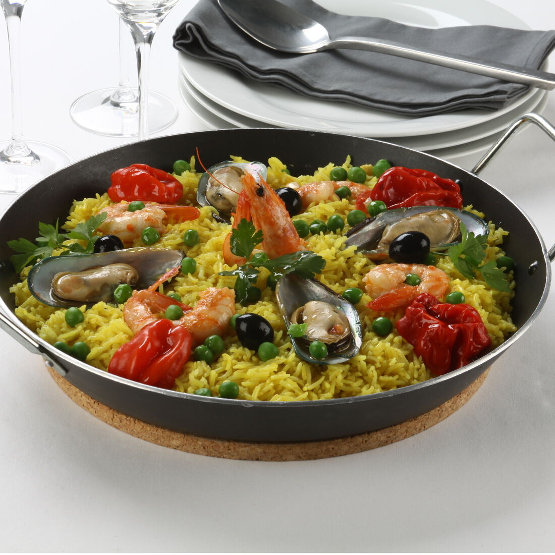 Paelha com arroz, marisco, ervilhas, azeitonas e pimentos