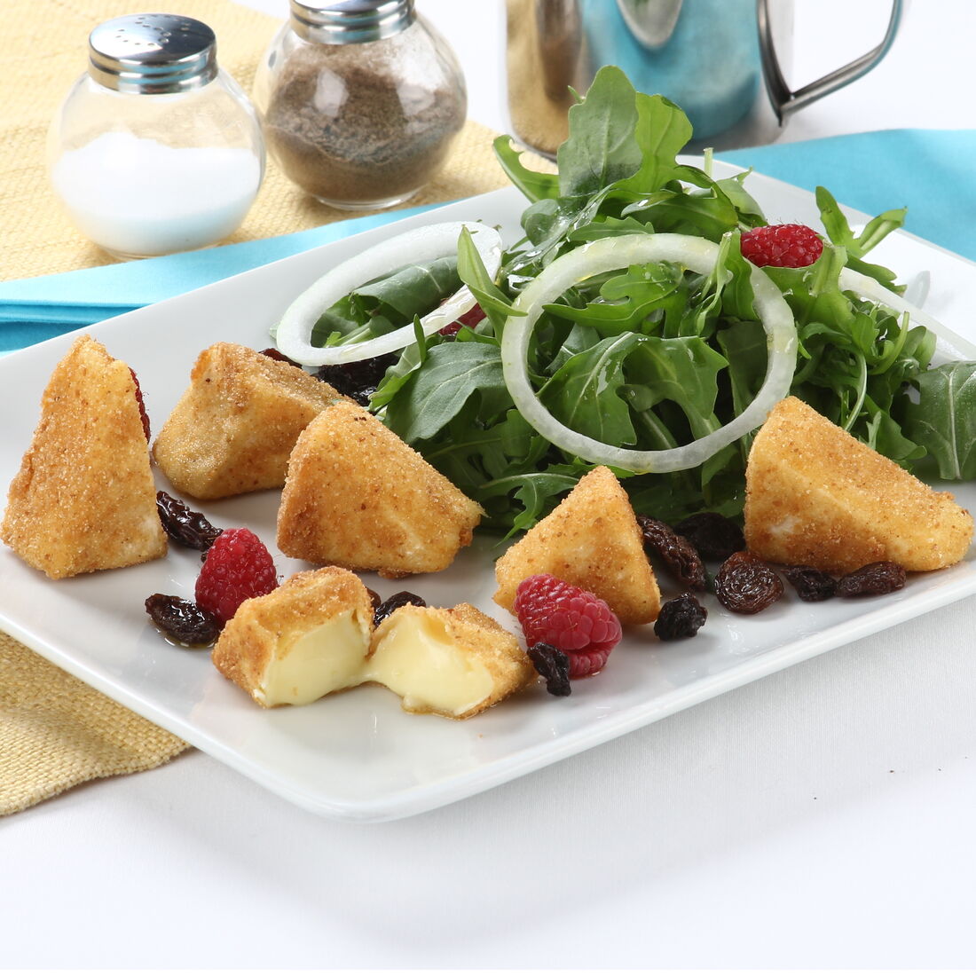 Salada com queijo brie panado, framboesas e vinagrete