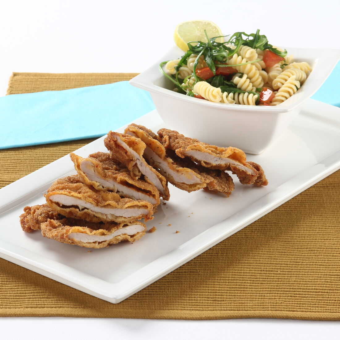 Bifanas panadas com salada de fusilli: combinação saborosa e fresca