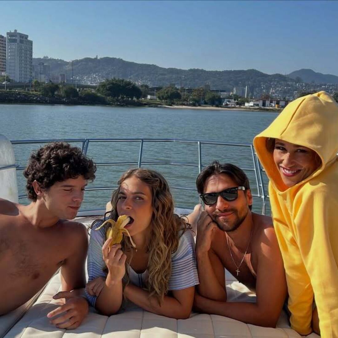 Benedita Pereira celebra fim de novela com elenco num barco