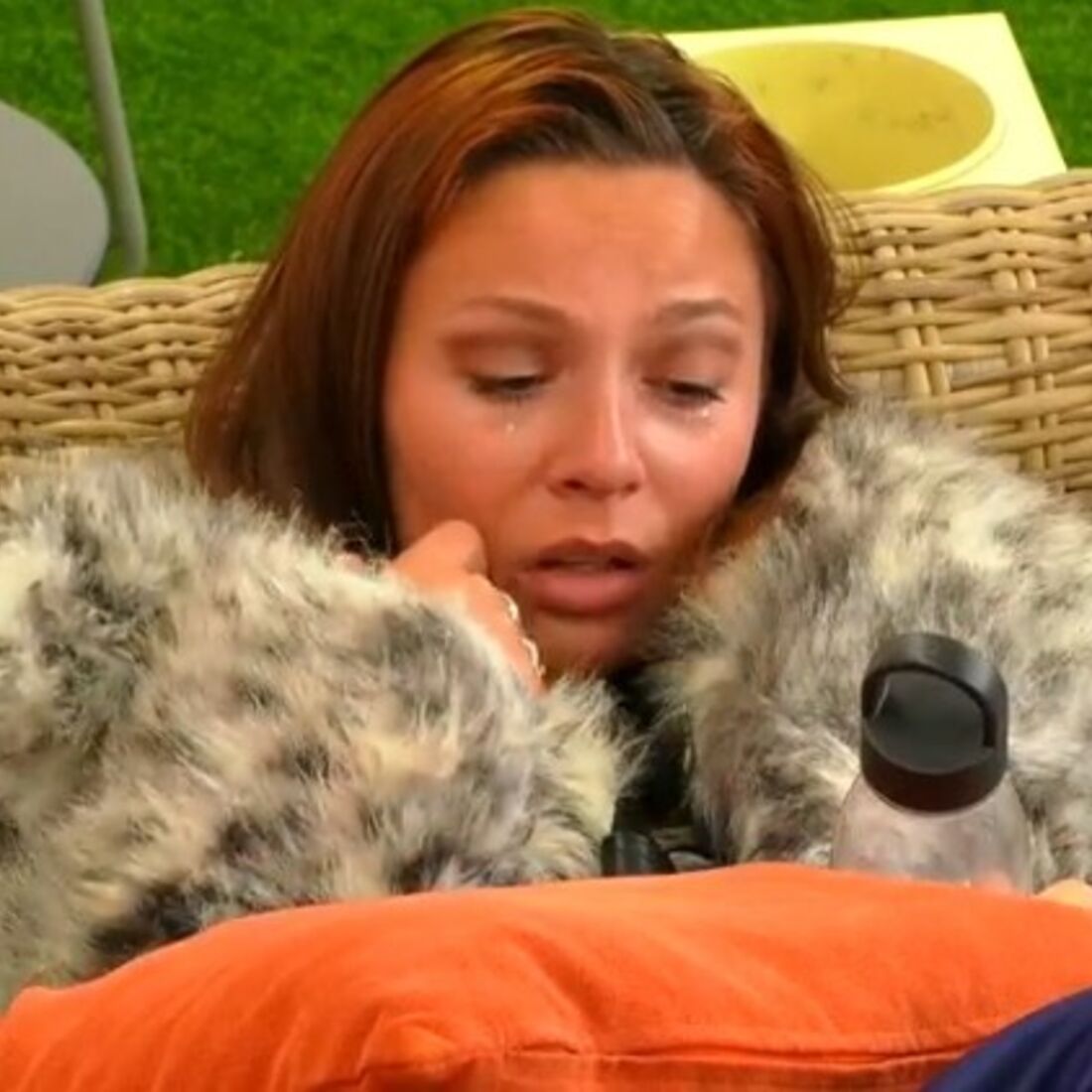 Eva reflete sobre relação e isola-se após suspeitas de estratégia