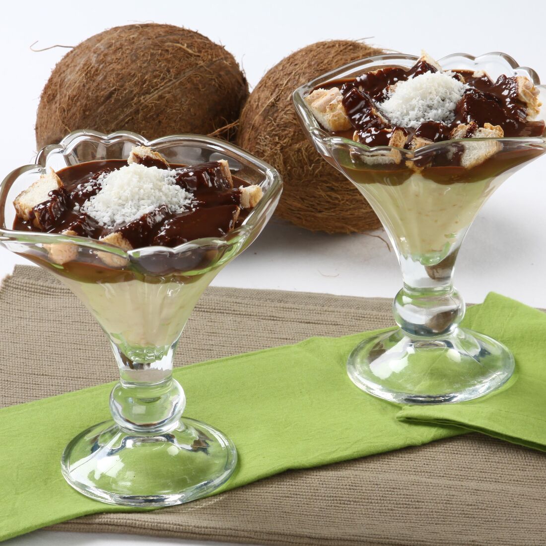 Delicie-se com um trifle de coco cremoso, com bolo fofo e cobertura de chocolate rica