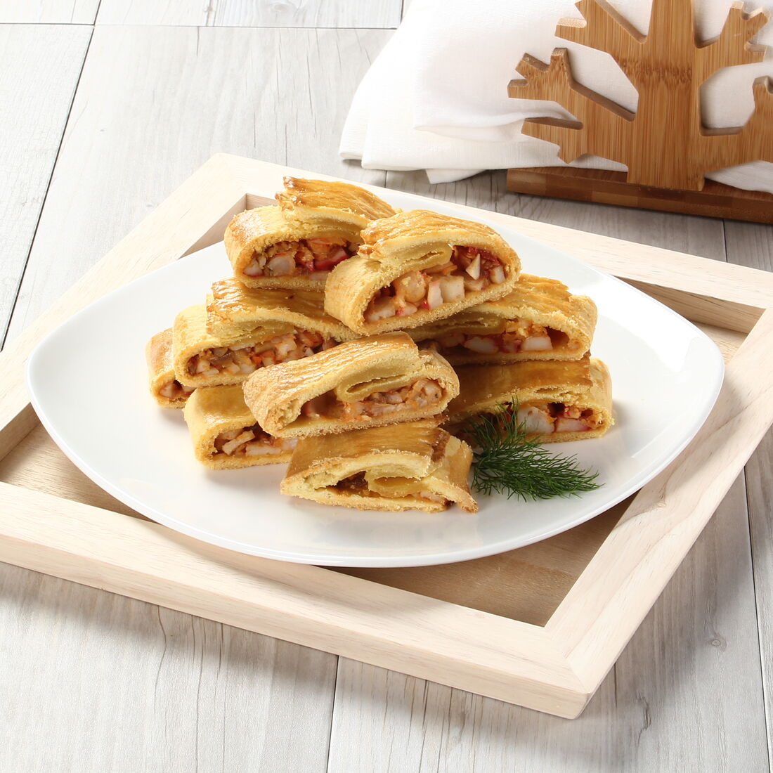 Almofadas de marisco prontas para servir numa travessa branca