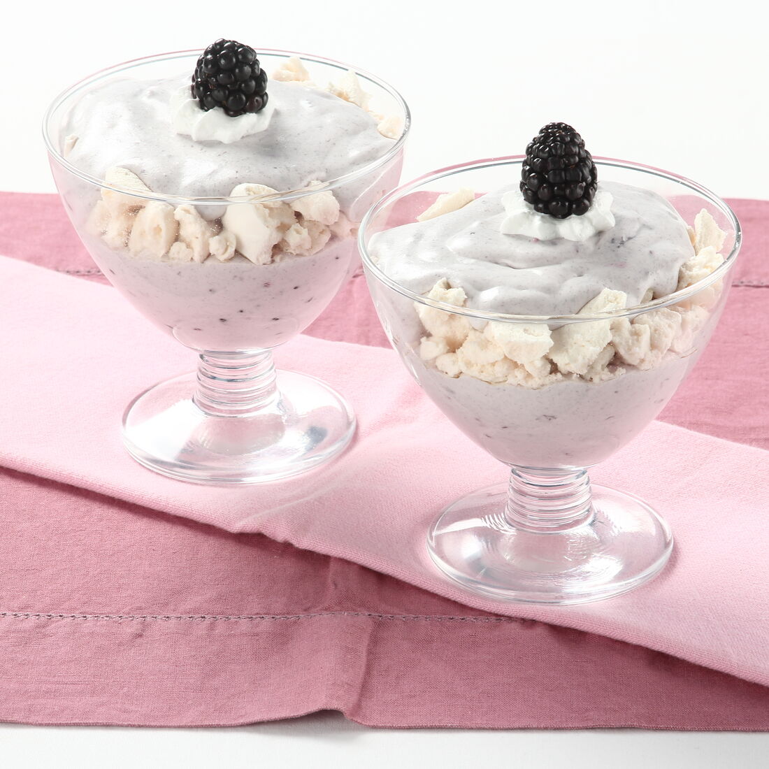Mousse de amora com suspiros, uma sobremesa cremosa e fresca