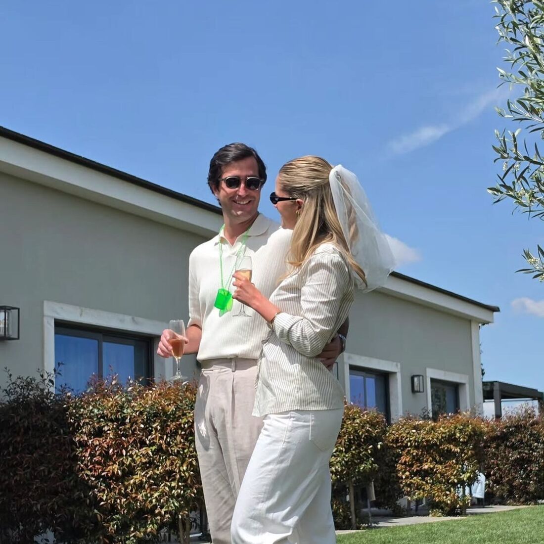 Júlia Palha celebra despedida de solteira com o futuro marido e amigos