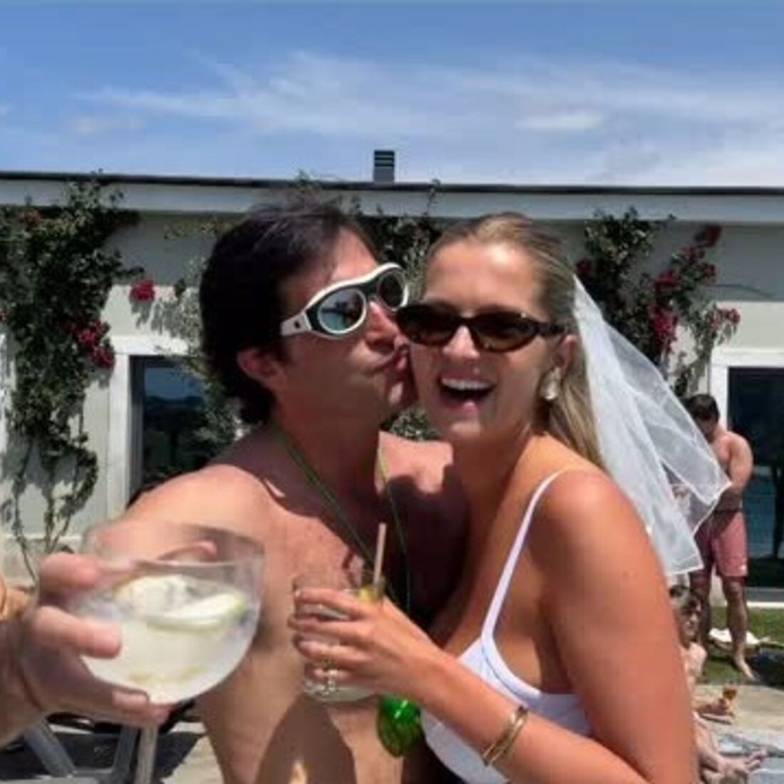 Júlia Palha celebra despedida de solteira com o futuro marido e amigos famosos