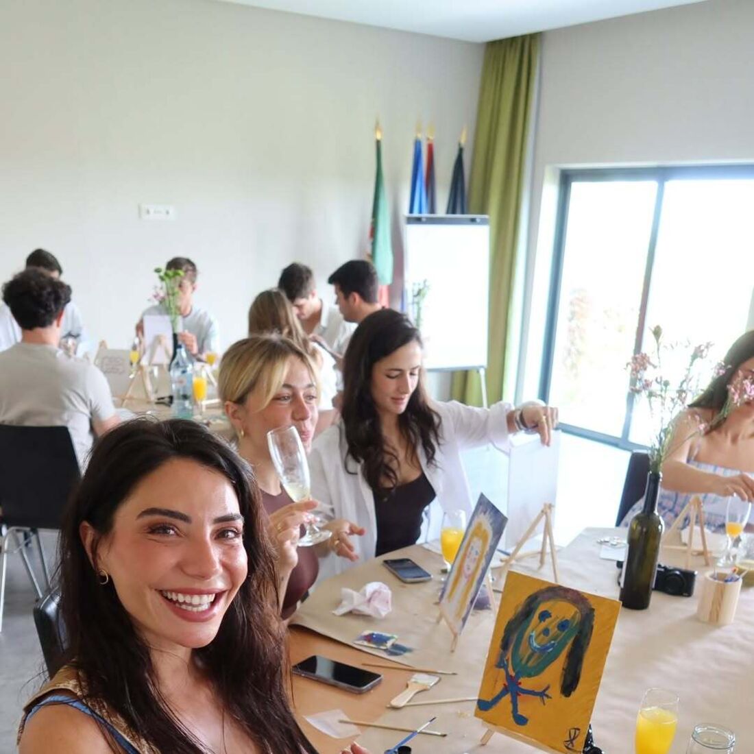 Júlia Palha celebra despedida de solteira com amigos e futuro marido