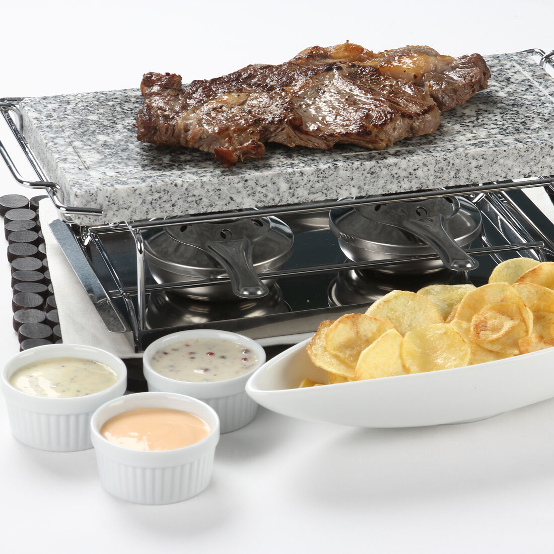 Bife na pedra acompanhado de batatas fritas e três molhos distintos