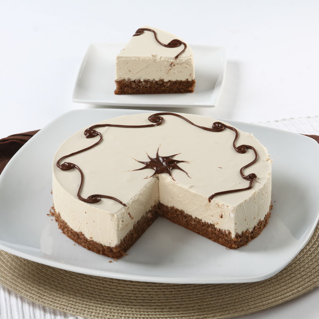 Semifrio de café com base de chocolate e decoração de chocolate