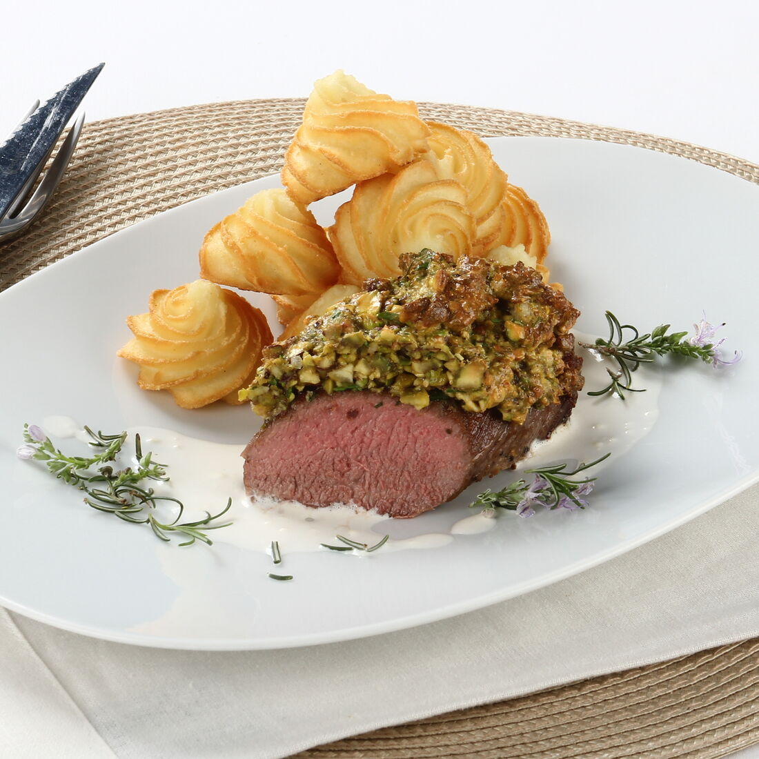 Lombo de borrego assado com batatas e ervas aromáticas
