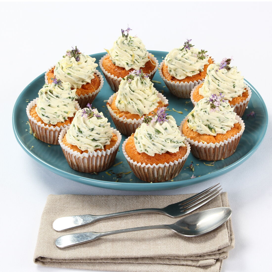 Cupcakes de salmão apetitosos num prato azul, prontos para saborear
