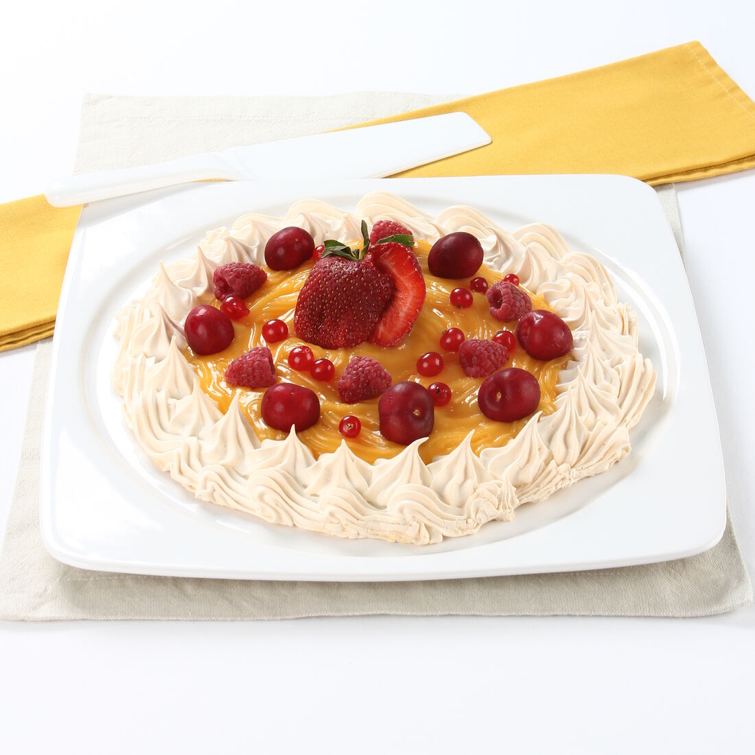 Pavlova com Ovos-Moles, decorada com morango, framboesas, cerejas e groselhas