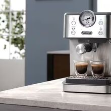 Máquina De'Longhi Classic prepara espresso e cappuccino com design italiano