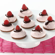 Bombocas com musse de morango e cobertura de chocolate