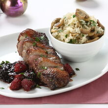 Pato com risoto de cogumelos, acompanhado por frutos silvestres