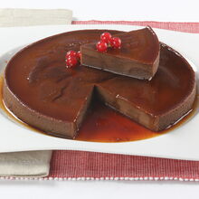 Pudim de cacau e pão de ló, decorado com groselhas