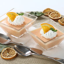 Dois copos de mousse de iogurte com laranja e chantilly