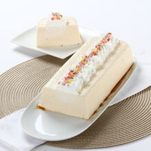 Mousse de caramelo decorada com natas e confetis coloridos